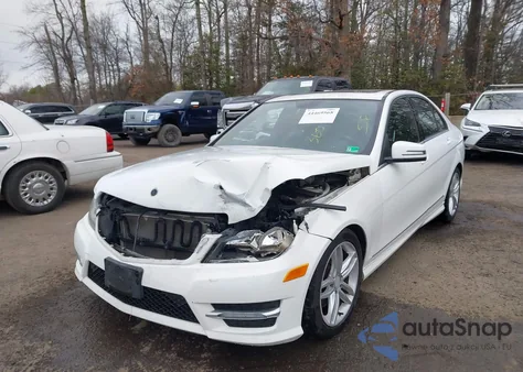 2013 Mercedes-Benz C 300 Sport 4Matic z USA, uszkodzony, nr VIN WDDGF8AB7DR256204